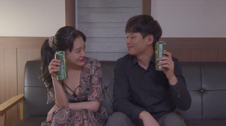 wow sex Món quà đặc biệt má kế tặng cậu con trai sau buổi lễ tốt nghiệp