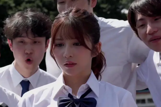 sydney sweeney sex Dẫn con gái dâm đãng đi khám bệnh vietsub