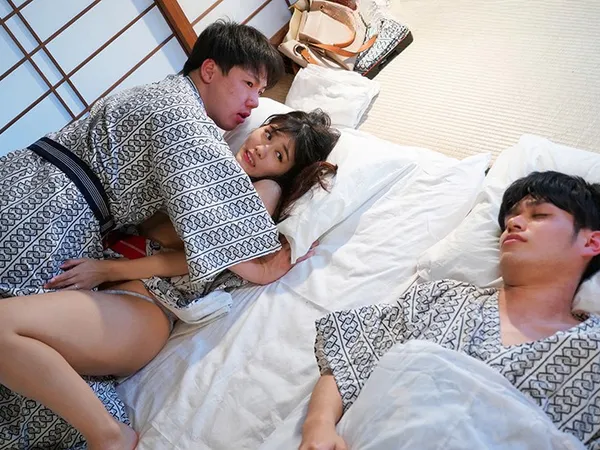 dunhau Ngoại tình với bạn thân trong khi chồng ngủ kế bên